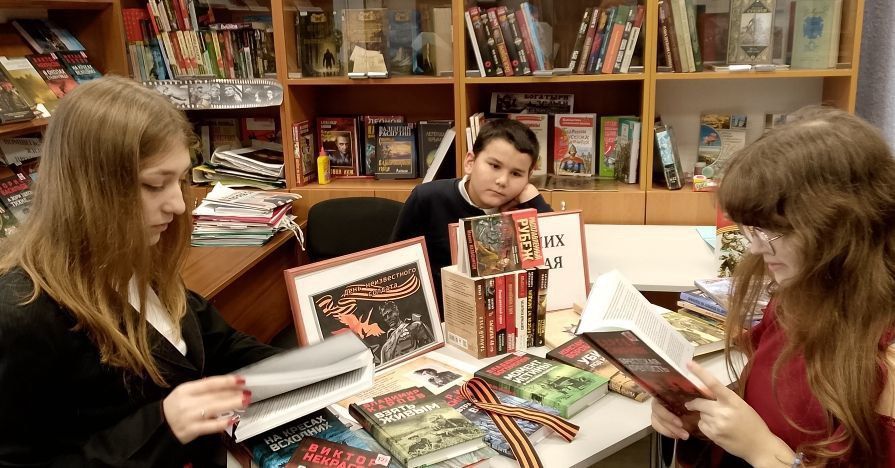 В библиотеках Генического округа открылись выставки ко Дню Неизвестного солдата