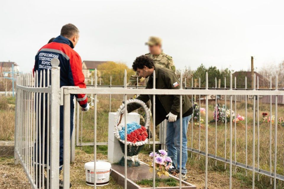 В Геническом округе благоустроили воинские захоронения ко Дню Неизвестного Солдата