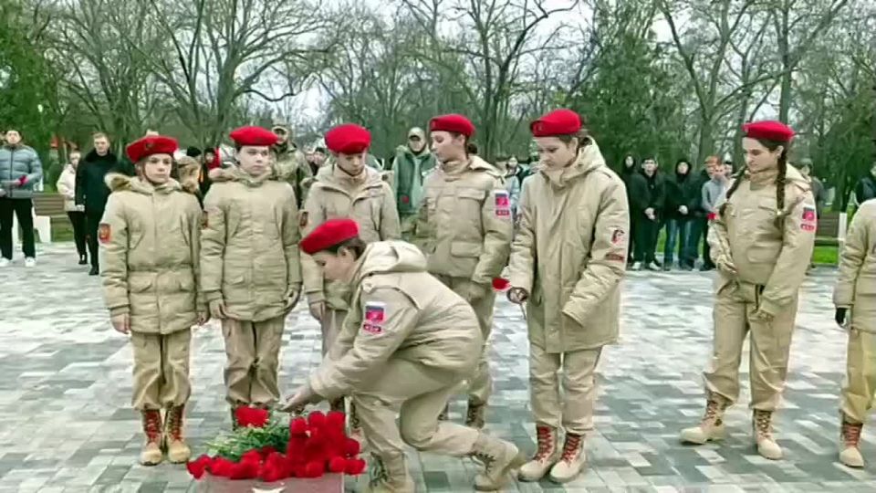 В Геническе почтили память неизвестных героев