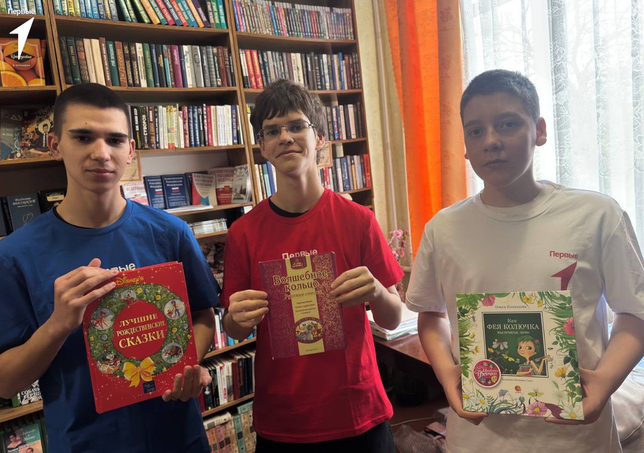 Добро Первых. Активисты Движения Первых Асканийской школы Чаплинского округа подарили книги школьной библиотеке в рамках акции «Неделя добрых дел»