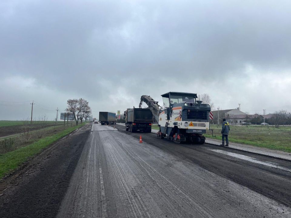 На автомобильной дороге Херсон — Новая Каховка — Геническ завершается ямочный ремонт на участке протяжённостью 2 км(км 156-158)
