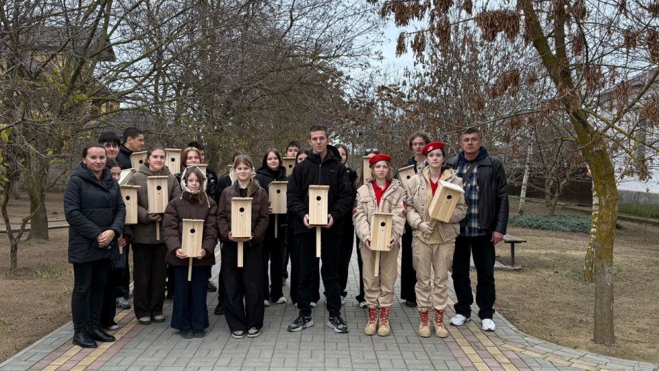 Школьники из Херсонской области развесили скворечники в рамках экологической акции