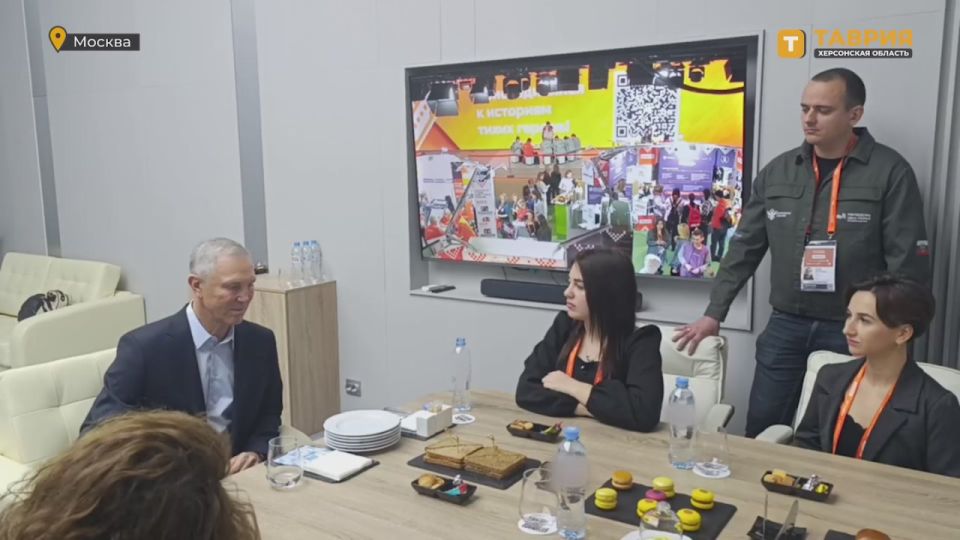 Владимир Сальдо встретился в Москве с руководителем Херсонского регионального штаба "Мы вместе" и волонтерами