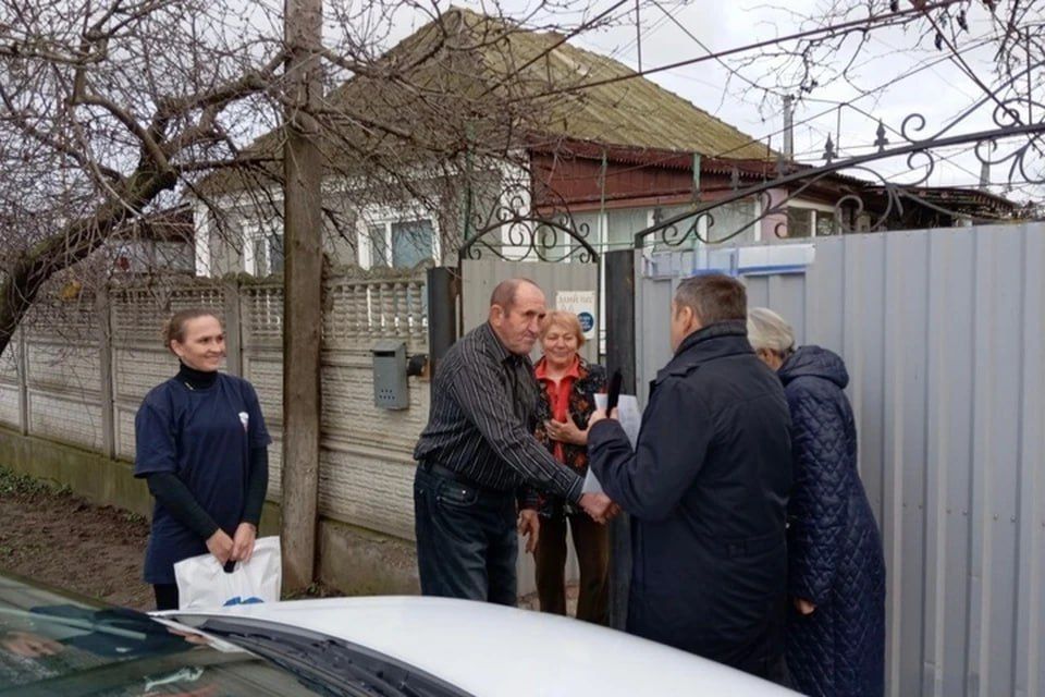 Сыну херсонца-фронтовика вручили памятные часы ко Дню Победы