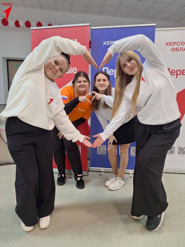 Первые и «Орлята России» Чаплинской школы № 1 отметили Международный день объятий