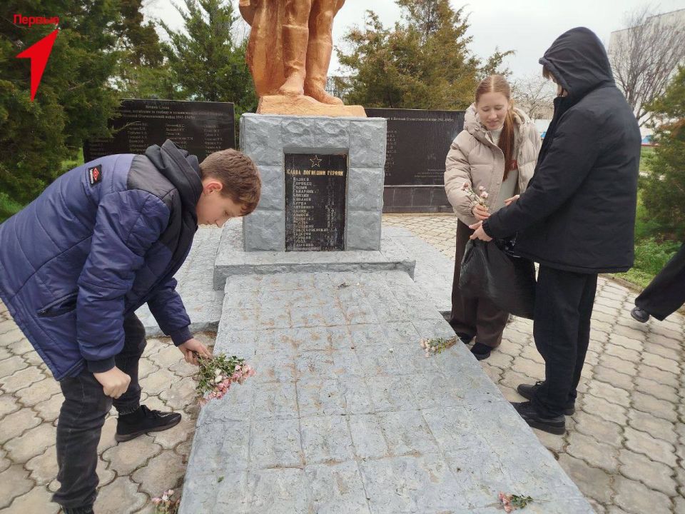 Первые Горностаевской школы провели субботник у памятника Неизвестного Солдата