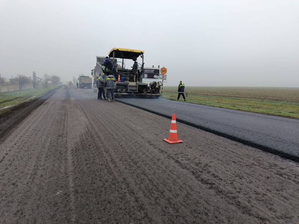 На участке трассы «Херсон – Новая Каховка – Геническ» близится к завершению ремонт дорожного полотна протяжённостью два километра