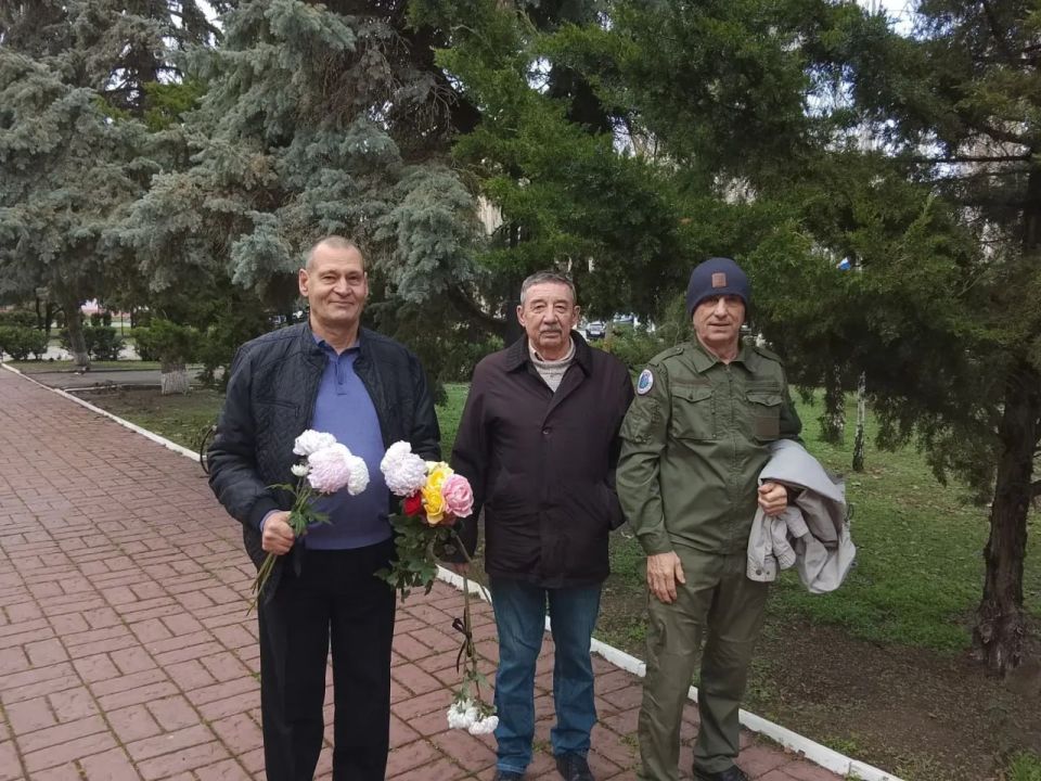 Память, объединяющая поколения: в Скадовске возложили цветы к Вечному огню