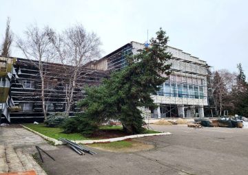 Проинспектировал ход капитального ремонта Чаплинском доме культуры