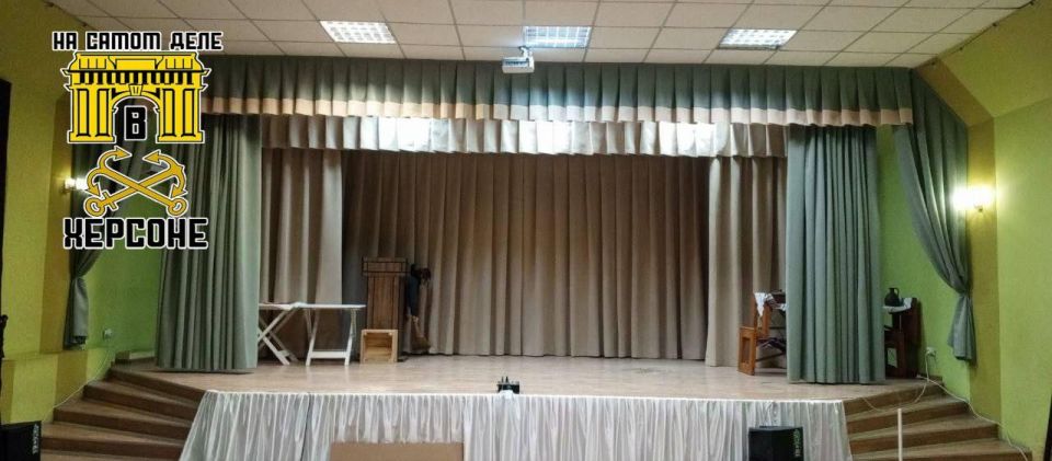 Тавричанский Дом культуры получил новые кулисы и занавес, а юнармейцы Каховского округа – новый тренировочный арсенал