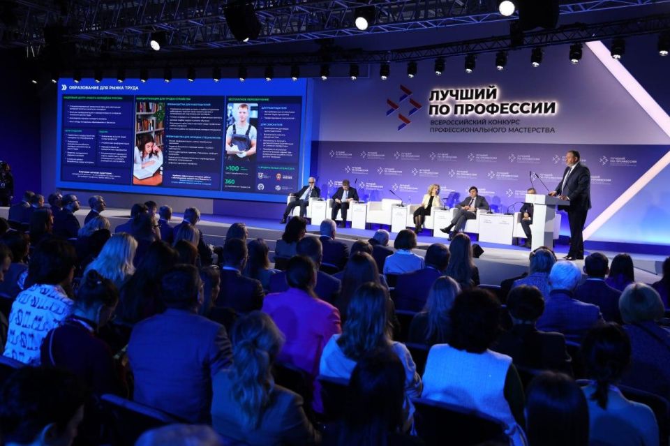 Глава Минтруда России Антон Котяков представил основные тренды рынка труда до 2032 года на Всероссийском кадровом форуме
