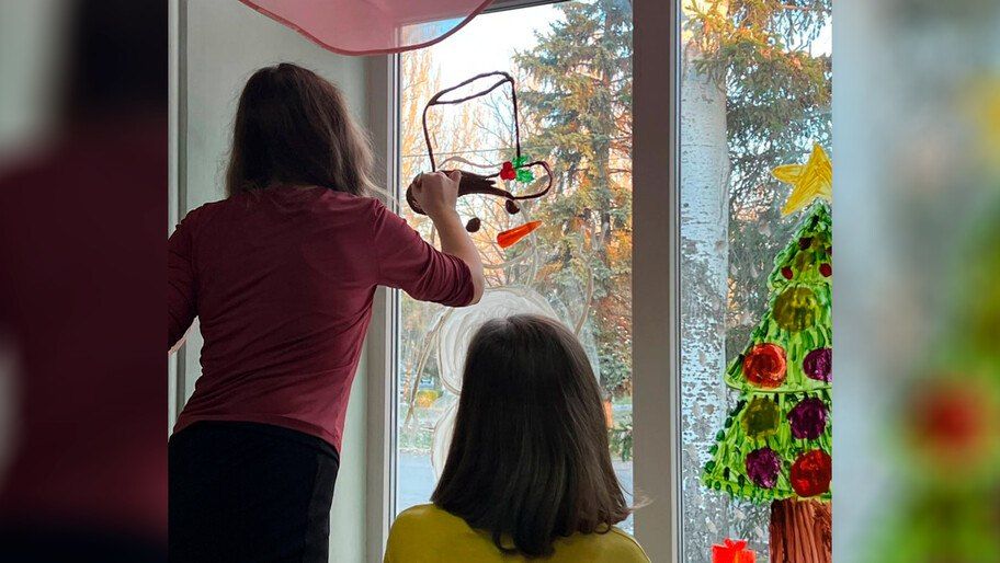 В Скадовской детской библиотеке состоялся творческий мастер-класс «Новогоднее окно»