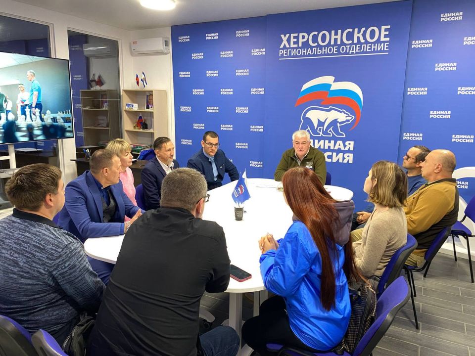 В День добровольца «Единая Россия» в Херсонской области отметила благодарностями волонтеров, помогающих жителям региона
