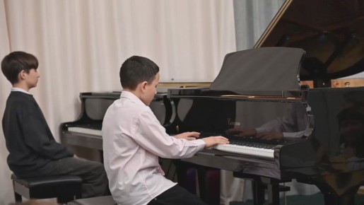 «Мелодия в рисунке, краски в музыке»: художников Скадовской школы искусств поздравили с праздником