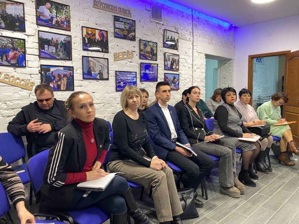 В день своего трехлетия Херсонское региональное отделение «Единой России» открыло фотовыставку о народной программе и гуманитарной миссии