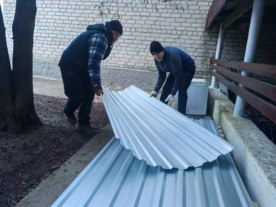 Шефы из Краснодарского края доставили кровельные материалы для подшефной школы