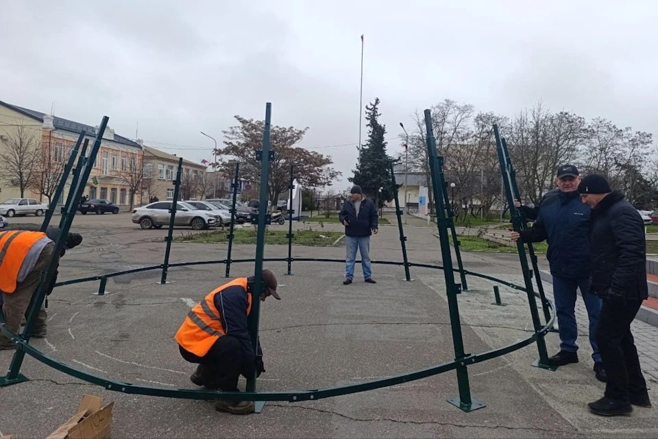 В Геническе начали устанавливать главную городскую ёлку