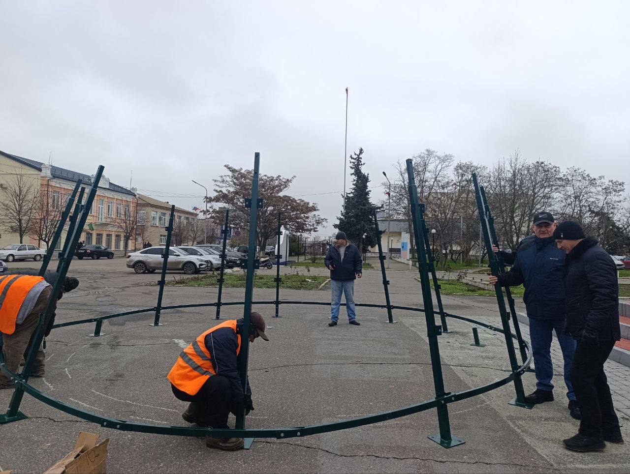 В Геническе сейчас устанавливают главную новогоднюю елку — символ приближающегося праздника