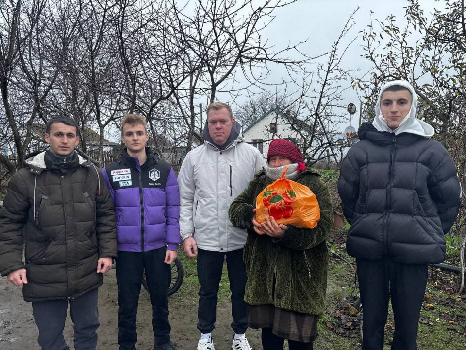 Участники военно-патриотического клуба "ПАТРИОТ" села Павловка Чаплинского района раздали гуманитарную помощь жителям села