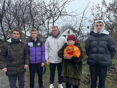 Участники военно-патриотического клуба "ПАТРИОТ" села Павловка Чаплинского района раздали гуманитарную помощь жителям села