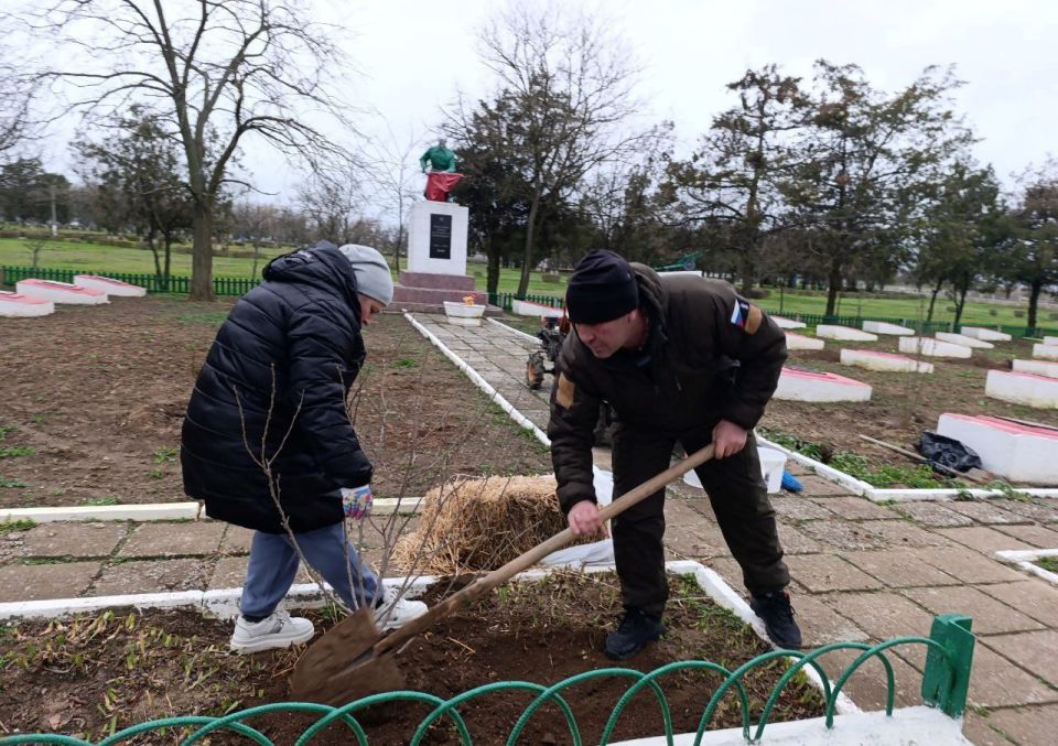 Члены первичного отделения № 296 партии «Единая Россия» высадили деревья памяти в День Героев Отечества и почтили память героев-земляков!