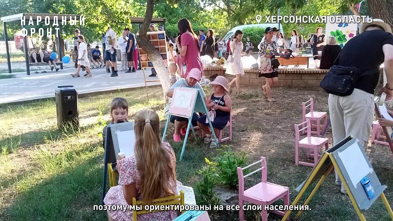 "Помещение небольшое, но дела идут большие": Народный фронт передал наборы для творчества юным художникам Херсонщины