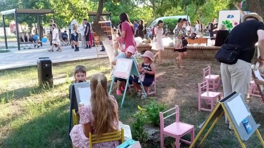 "Помещение небольшое, но дела идут большие": Народный фронт передал наборы для творчества юным художникам Херсонщины