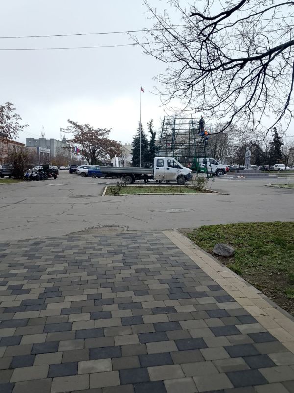 В центре Геническа начали монтаж новогодней елки! Праздничному настроению быть!