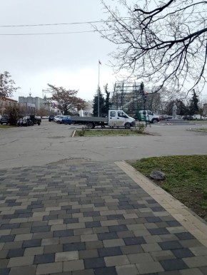 В центре Геническа начали монтаж новогодней елки! Праздничному настроению быть!