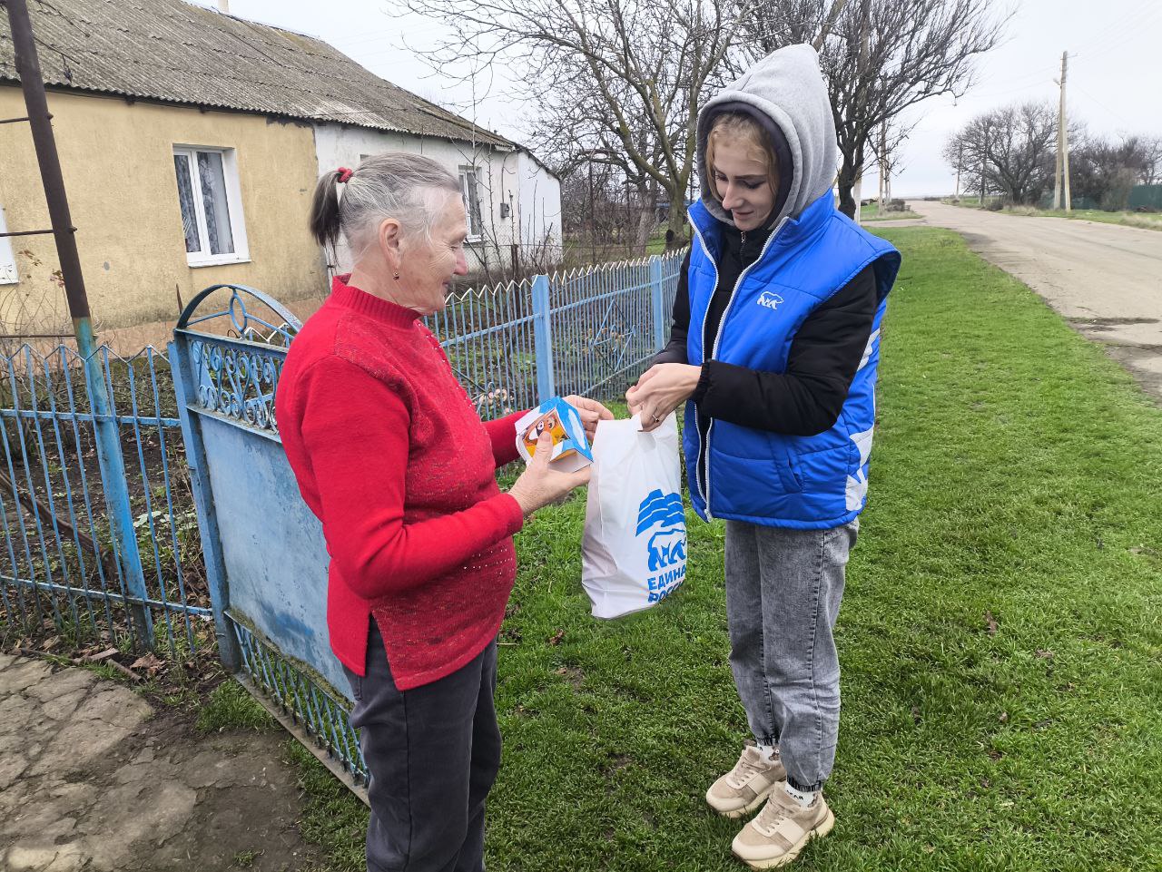 В сегодняшний день, в День Героев Отечества, активисты партии «Единая Россия» Горностаевского округа поздравили семьи тех, кто сейчас защищает нашу Родину