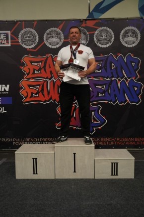 7 декабря 2025 года в городе Симферополь прошёл чемпионат Восточной Европы по пауэрлифтингу и силовым видам спорта, организованный под эгидой WRPF/СПР