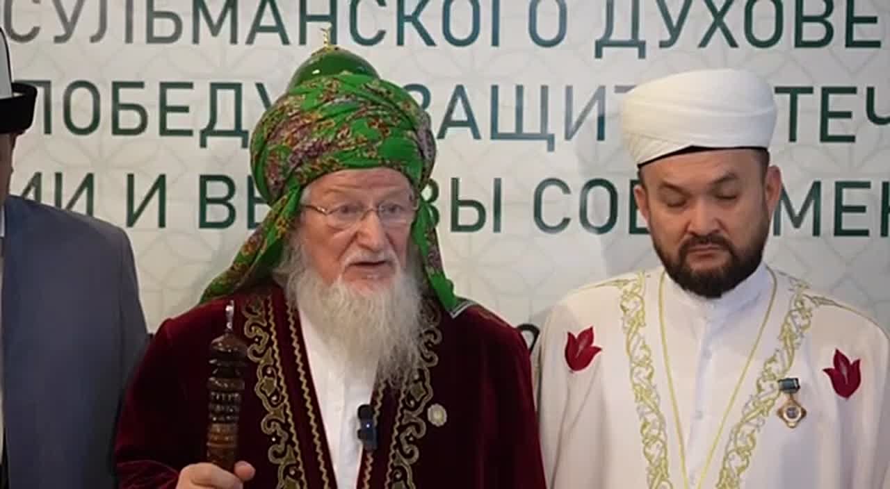 Верховный муфтий России Талгат Таджуддин и другие муфтии на конференции в Астрахани рекомендовали мусульманам не совершать намаз в общественных местах, а делать это в специально отведенных местах, не мешая окружающим