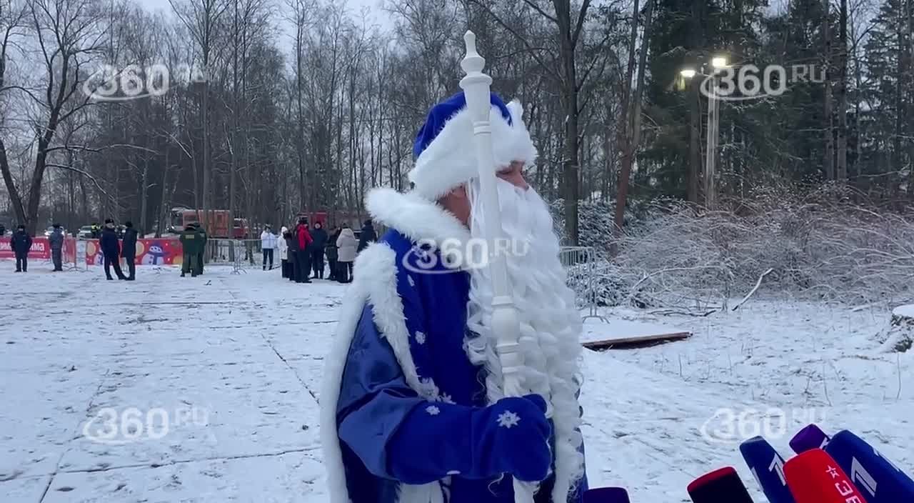 Главная новогодняя елка страны уже выезжает в Кремль
