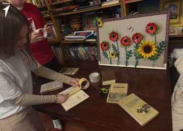 Добро Первых. Активисты Движения Первых Асканийской школы Чаплинского округа собрались вместе в школьной библиотеке, чтобы отреставрировать старые книги