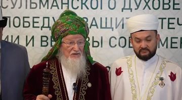 Верховный муфтий России Талгат Таджуддин и другие муфтии на конференции в Астрахани рекомендовали мусульманам не совершать намаз в общественных местах, а делать это в специально отведенных местах, не мешая окружающим