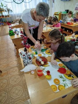 В детском саду «Колокольчик» создали волшебные новогодние игрушки