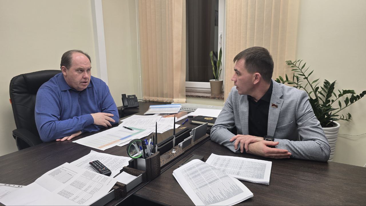 Руководитель фракции КПРФ в Херсонской областной Думе Рамиль Замалетдинов провёл рабочую встречу с Первым заместителем Председателя Правительства Херсонской области Виталием Булюком
