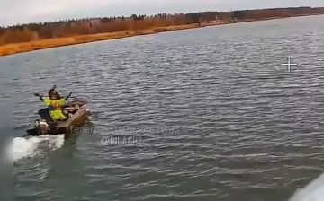 Мирные жители начали сигналить нашему дроноводу, чтобы обозначить, что они гражданские