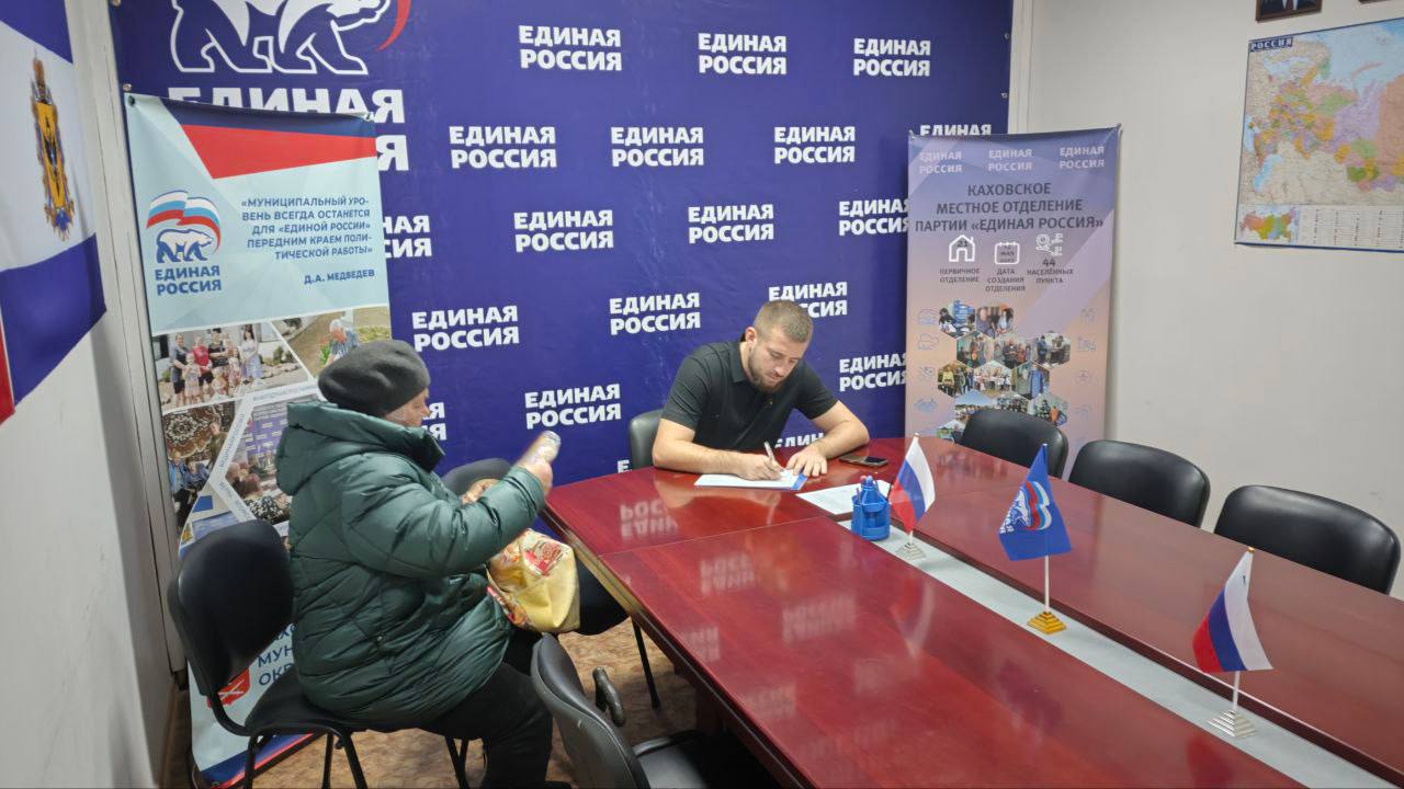 Прием граждан провел руководитель фракции «Единая Россия», председатель Совета депутатов Александр Зуев