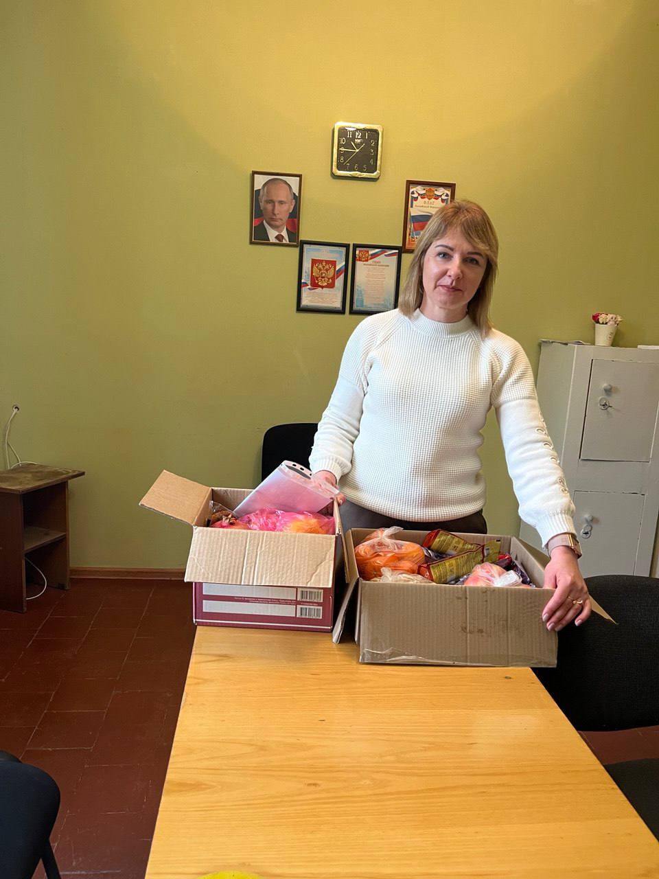 «Добрые дела». Специалист Новопокровского территориального отдела Евгения Мелихова приняла участие в акции «Добрые дела» и в преддверии новогодних праздников отправила посылку воспитаннику ГБУ ХО «Новокиевского СРЦН»