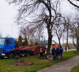 Коммунальные работники Каховки каждое утро выходят на улицы, чтобы поддерживать чистоту и благоустройство города