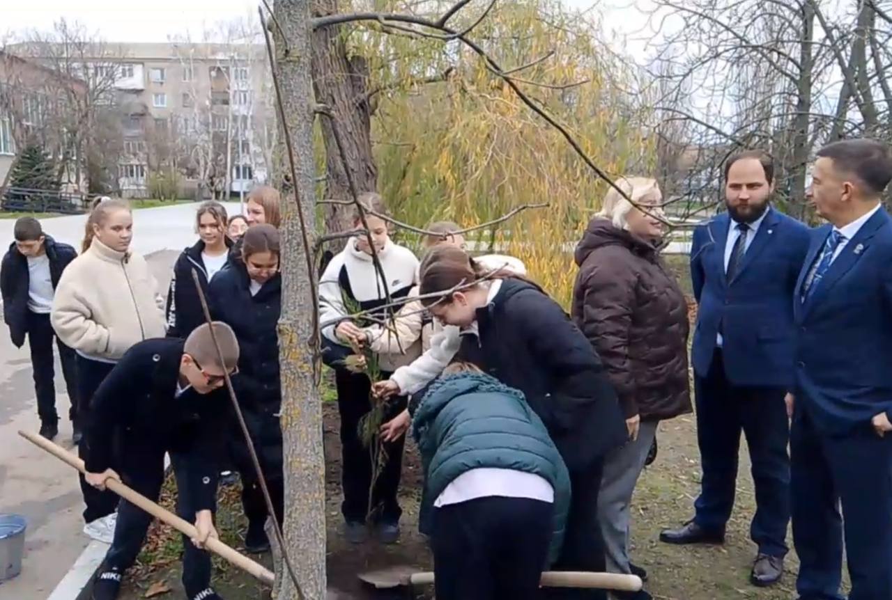 В Генической школе №3 заложили Аллею казачьей славы