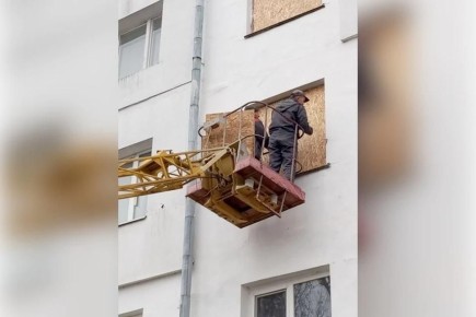 В Новой Каховке закрыли от непогоды брошенные квартиры