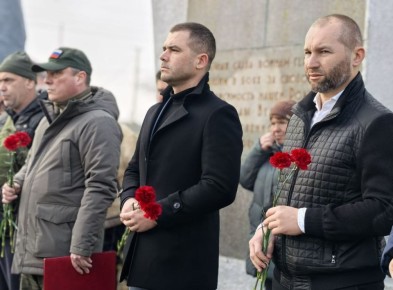 Сегодня совместно с главой Каховского муниципального округа Павлом Филипчуком имел честь принять участие в торжественном открытии памятного знака – мемориальной доски в честь Колодия Геннадия Сергеевича