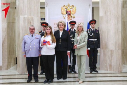 Школьница из Херсонской области получила паспорт на церемонии в Москве