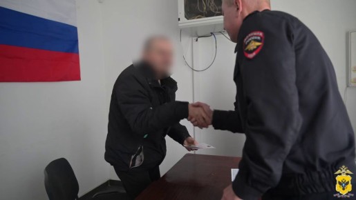 Накануне Дня Конституции полицейские вручили российские паспорта 21 жителю Херсонской области