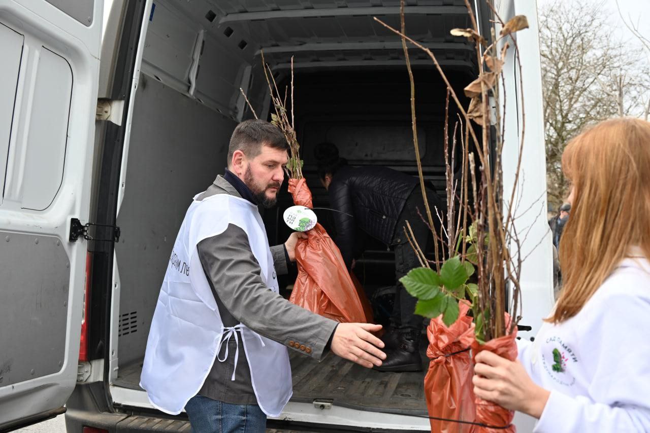 В Херсонской области раздали саженцы для возрождения садов в рамках эколого-гуманитарных миссий