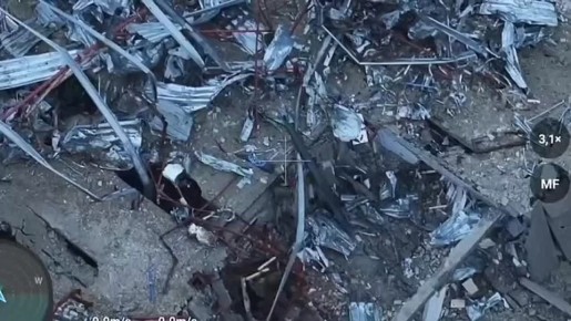 Херсонское направление.. На видео один из бойцов, что работает на самом переднем крае устанавливает триколор и флаг разведки