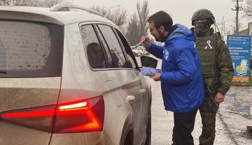 В День Конституции России волонтёры «Единой России» совместно с военнослужащими вручили жителям Херсонской области экземпляры основного закона страны и ленты-триколоры