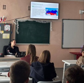 День Конституции в Голопристанском муниципальном округе: молодежь проверила свои знания в тематическом квизе